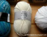 Kłębek kremowej włóczki DROPS Merino Extra Fine – co to znaczy? To superdelikatna, 100% wełna merino, idealna na ubranka.