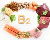 Witamina B2 na co? Produkty bogate w ryboflawinę: łosoś, mięso, wątróbka, jajka, nabiał, ser, migdały, grzyby, ciecierzyca, szpinak.