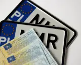Polskie tablice rejestracyjne i dowód rejestracyjny, gotowe do przerejestrowanie samochodu.