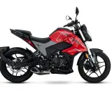 Czerwony motocykl z szarymi wstawkami, idealny na pierwsze prawo jazdy kat A. Dynamiczny design i sportowy wygląd.