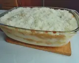 Pyszny ryż z jabłkami w szklanym naczyniu, gotowy do pieczenia. Warstwy jabłek i ryżu kuszą aromatem.