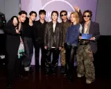 I sette membri dei BTS posano insieme, un momento che Giulia Pompili non dimenticherà.