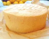 Puszysty biszkopt z 4 jaj, idealny do tortu. Wygląda na świeżo upieczony, gotowy do dekoracji.