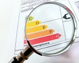 Loupe sur un classement énergétique, du vert au rouge, pour évaluer le DPE opposable d'un logement.