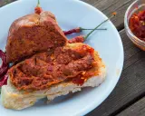Fetta di pane con 'nduja e peperoncino, un assaggio di vero mangiare calabrese.