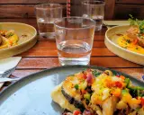 Trois assiettes de poisson grillé, purée de courge, légumes croquants et herbes fraîches. Une spécialité pyrénéenne à déguster.