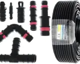 Varias partes de una manguera: conectores, codos, tes y un rollo de manguera negra.