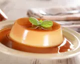 Un délicieux panna cotta caramel, nappé de sauce et garni d'une feuille de menthe. Un dessert onctueux et gourmand.