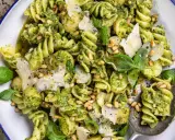 En närbild av en härlig pastasallad med pesto, pinjenötter och parmesan. Perfekt för en snabb och smakrik lunch.