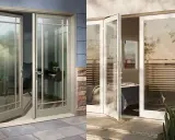 Dos puertas de cristal, una puerta abatible o batiente gris con marcos de madera y otra puerta abatible o batiente blanca que da a un dormitorio.