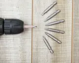 Taladro con broquero y un conjunto de puntas de impacto listas para cualquier tarea.