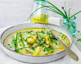 Ein Teller mit Spargel Salat, garniert mit Schnittlauch und einer leichten Sauce.
