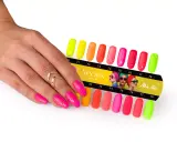 Dłoń z neonowymi paznokciami prezentuje paletę kolorów lakierów hybrydowych Molly Nails. Hema free co to znaczy? To bezpieczeństwo dla Twoich paznokci!