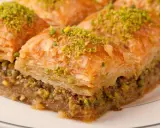 Delicioso baklava casero, capas crujientes de masa filo rellenas de nueces y bañadas en almíbar. ¡Una receta irresistible!