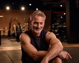 Ein fitter Mann über 50 im Fitnessstudio, bereit für den Muskelaufbau.
