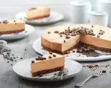 Ein cremiger no bake cheesecake mit Schokoladenstückchen, auf Tellern serviert.