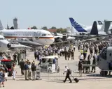 Besucher bestaunen Flugzeuge bei einer Flugshow in Berlin. Ein Airbus und eine Maschine der Bundesrepublik Deutschland sind zu sehen.