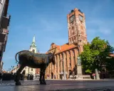 Pomnik osiołka na Rynku Staromiejskim w Toruniu, obok Ratusza Staromiejskiego. Jedna z wielu toruńskich atrakcji.
