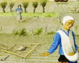 Bauern im Mittelalter bestellen Felder. Einer sät, ein anderer bearbeitet den Boden mit einer Egge. Im Hintergrund übt ein Bogenschütze.