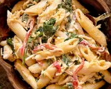 Penne w kremowym sosie z dodatkiem szpinaku i papryki. Ta tradycyjna sałatka z makaronem wygląda pysznie!