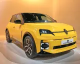 Renault 5 elettrica: dimensioni compatte e design iconico. Un'auto urbana perfetta per la città, con un look moderno e accattivante.