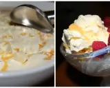En skål med vit choklad glass, toppad med chokladbitar och karamellsås. En annan skål med glass, hallon och karamellsås.