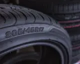 Zbliżenie na oponę z widocznymi oznaczeniami 205/45R17. To kluczowe oznaczenia opon, które informują o jej rozmiarze i specyfikacji.