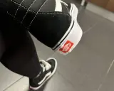 Czarne Vans z białym logo "Vans Off The Wall" na podeszwie. Oryginalne Vans a podróbki - te wyglądają na autentyczne.