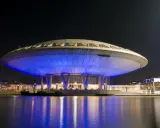 Futurystyczny budynek w Eindhoven, oświetlony niebieskim światłem, z fontannami w stawie. Jedna z głównych eindhoven atrakcji.