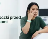 Kobieta z mroczkami przed oczami, szukająca domowych sposobów na poprawę widzenia.