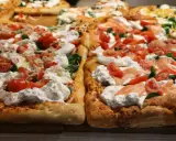 Pyszny spod do pizzy z burratą, pomidorkami i łososiem.