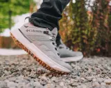 Szare buty Columbia, idealne na wędrówki po pustyni, z charakterystyczną podeszwą i logo marki.