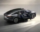 Nio et9 gris, portes ouvertes, intérieur luxueux avec écrans.