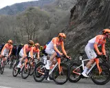 Radsportler des Teams INEOS Grenadiers fahren auf einer Bergstraße.
