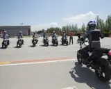 Grupo de motoristas en formación, listos para practicar con sus motos carmet a1 en un circuito.