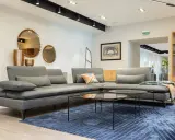 Salones con espejos encima del sofá, creando un ambiente moderno y espacioso.