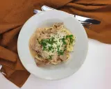 En krämig ryggbiff pasta med svamp, toppad med riven ost och persilja. En härlig middag!