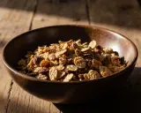 Schüssel mit knusprigem Müsli, perfekt für ein schnelles Frühstück aus dem Airfryer.