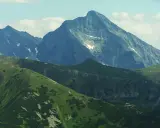 Majestatyczny szczyt w Tatrach 2494 m góruje nad zielonymi zboczami.
