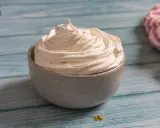 Nata montada perfecta en un cuenco gris, lista para decorar postres.