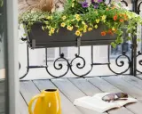 Jardinière extérieure fleurie sur un balcon, une belle idée composition pour un coin lecture avec un livre et des lunettes.