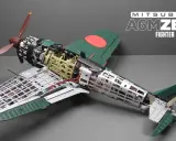 Detailgetreues Modell eines Mitsubishi A6M Zero-Jägers, dessen Innenleben freigelegt ist.
