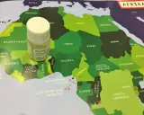 En liten flaska Dukoral® står på en karta över Afrika, nära Guinea och Elfenbenskusten.