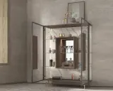 Vitrina de cristal con estantes iluminados, ideal para exhibir copas, botellas y objetos decorativos.