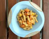 Szybki obiad dla niemowlaka: makaron fusilli z marchewką i ziemniakami, doprawiony ziołami.