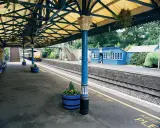 Ein sonniger Tag am Bahnhof. Der Zug nach Dublin wartet auf die Fahrgäste.