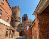 Historische Backsteinarchitektur mit einem runden Turm und Torbogen. Ein tolles Motiv für Ausflugsziele Sachsen-Anhalt.