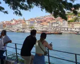 Blick auf Porto mit bunten Häusern und dem Fluss. Eine Gruppe genießt die Aussicht, eine tolle Porto Card Erfahrung.