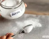 Natron, ein bewährtes Hausmittel gegen Katzengeruch in der Wohnung, wird hier auf einem Löffel gezeigt.