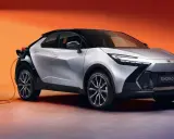 Nuova Toyota C-HR, un'auto elettrica pronta per il 2026, si ricarica con stile.